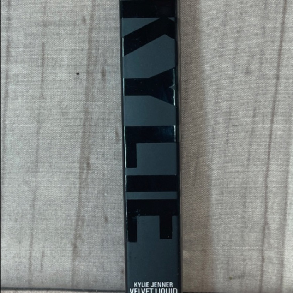 Kylie Jenner Kylie Cosmetics Velvet Liquid Lipstick Surprise Me 0.11 oz